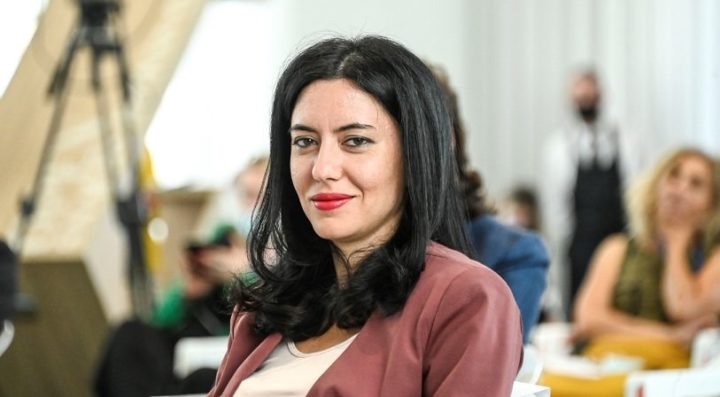 Scuola, protesta per minigonna al liceo, Azzolina chiede&nbsp;chiarimenti