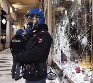Coronavirus: allerta del Viminale, guerriglia a Torino e Milano. Negozi&nbsp;saccheggiati