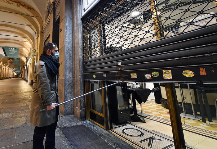 Verso il decreto per gli aiuti. Peserà 5 miliardi da proroga cig a ristori. La verità? Sarà una guerra&nbsp;lunghissima