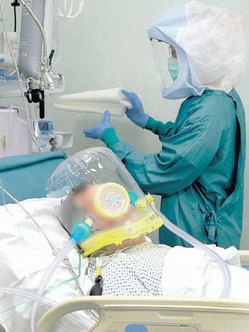 Cronaca, Covid: sul tetto dell’auto per ore per vedere la mamma&nbsp;ricoverata