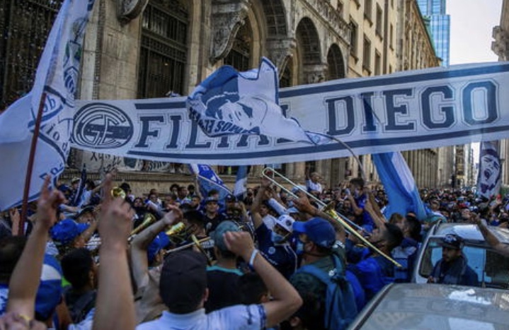 Maradona al Jardin de Bella Vista’. L’ultimo saluto al cimitero di familiari e&nbsp;amici