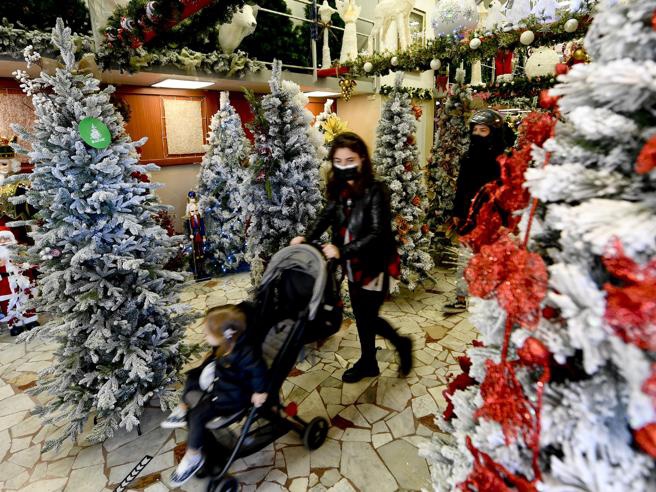 Un Natale precario, In pochi e a casa, il coprifuoco a Natale deciso dai&nbsp;dati.