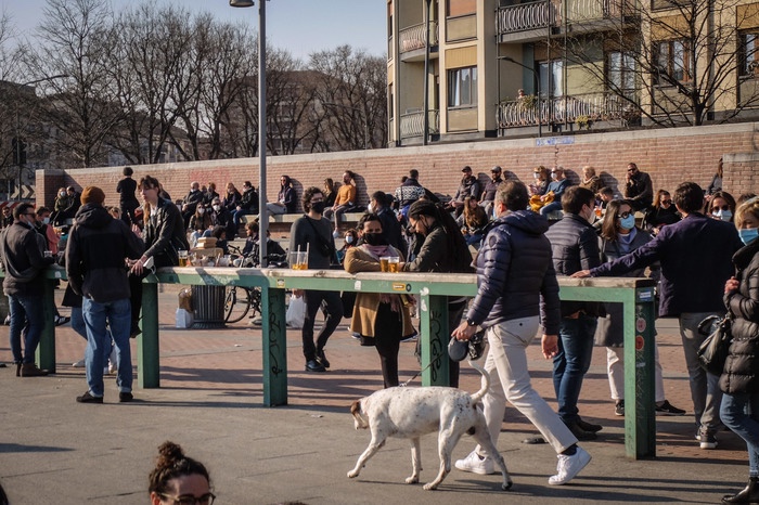 A Milano Darsena affollata, scattano blocchi agli&nbsp;ingressi