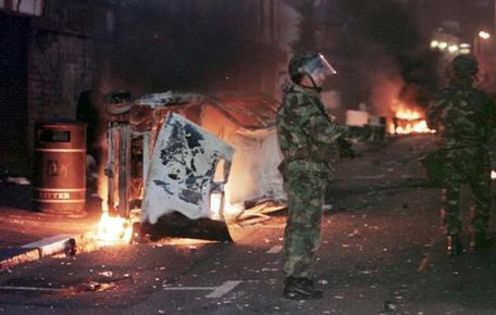 Nuovi scontri a Belfast nonostante appelli Gb e&nbsp;Dublino