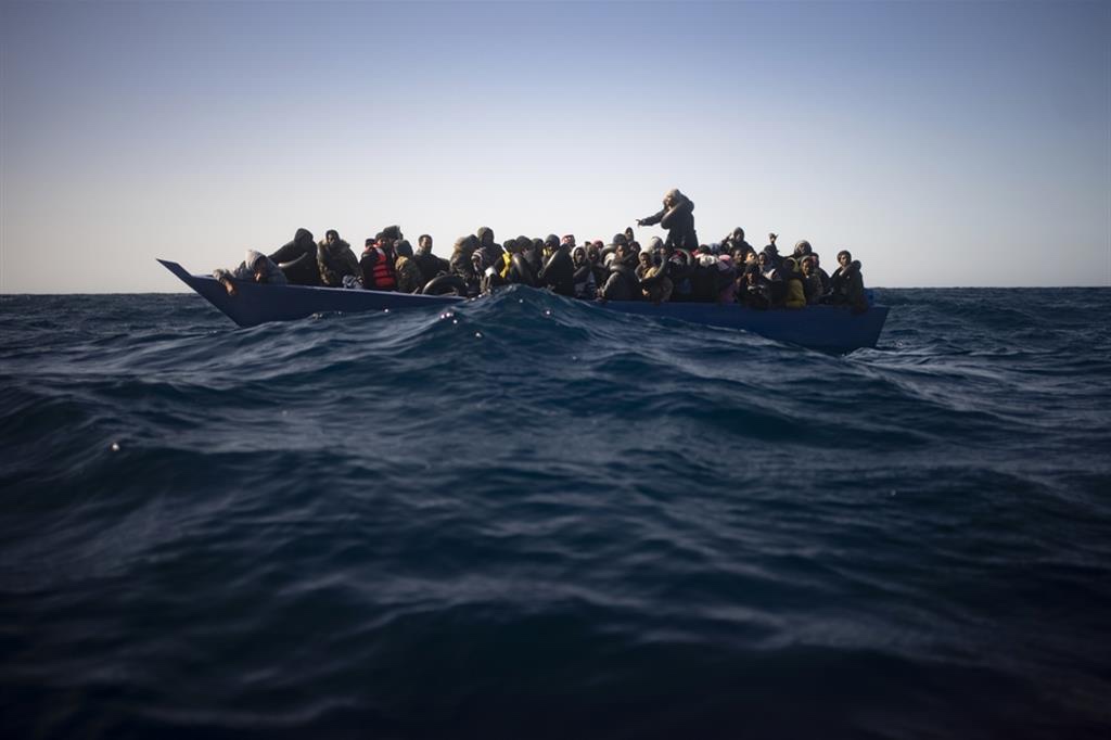 Migranti: naufragio a largo Libia, si temono decine&nbsp;vittime