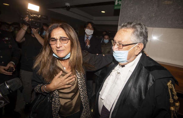 Omicidio Vannini, la madre di Marco porta fiori sulla tomba del figlio: “Tragedia senza vincitori”