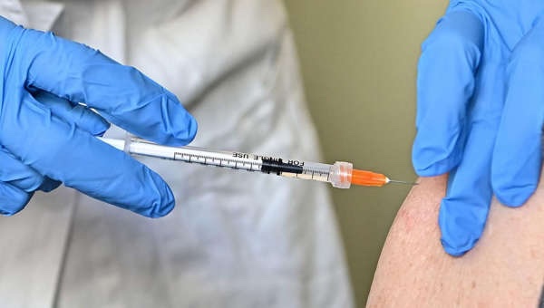 Vaccini, a Massa Carrara 23enne riceve 6 dosi per errore: “Ho dolori, i medici non sanno cosa potrebbe&nbsp;accadere”