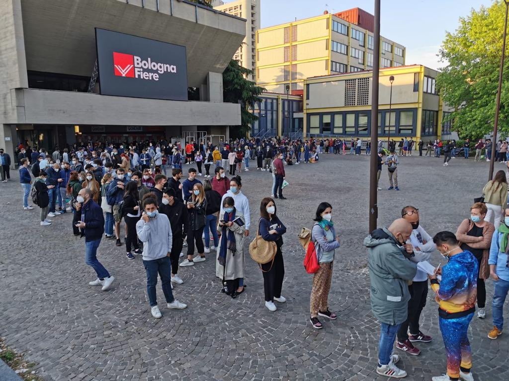 Vaccini, malori e tensioni all’open day di Bologna per accaparrarsi le dosi Johnson&Johnson: intervengono i&nbsp;carabinieri