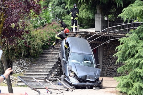 Auto esce di strada e travolge bimbo di tre anni a&nbsp;Paderno