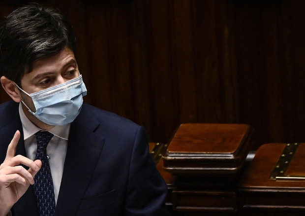 Covid. Speranza: “Risaliti contagi in paesi europei e mondo, cautela. Avanti con&nbsp;vaccini”