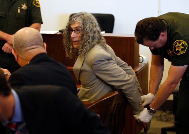 Massacrò 130 donne: l’ex tronista della tv “beffa” la sedia&nbsp;elettrica