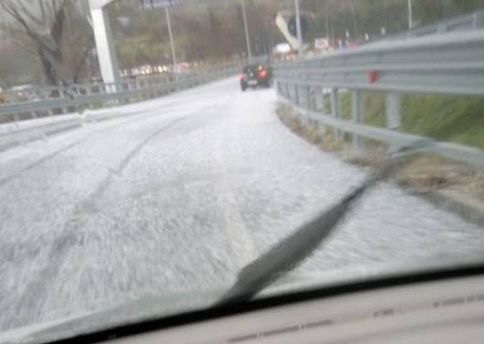 La grandine manda in tilt l’autostrada A1: auto devastate, parabrezza sfondati e code&nbsp;infinite