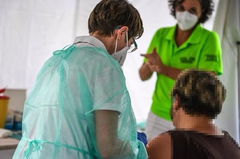 Pavia, muore un’anziana in riabilitazione dopo un ictus I figli: “Vaccinata con 4 dosi” Aperta un’inchiesta