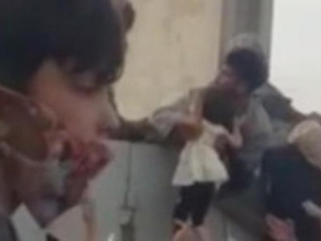 I bambini afghani passati ai militari americani all’aeroporto di&nbsp;Kabul