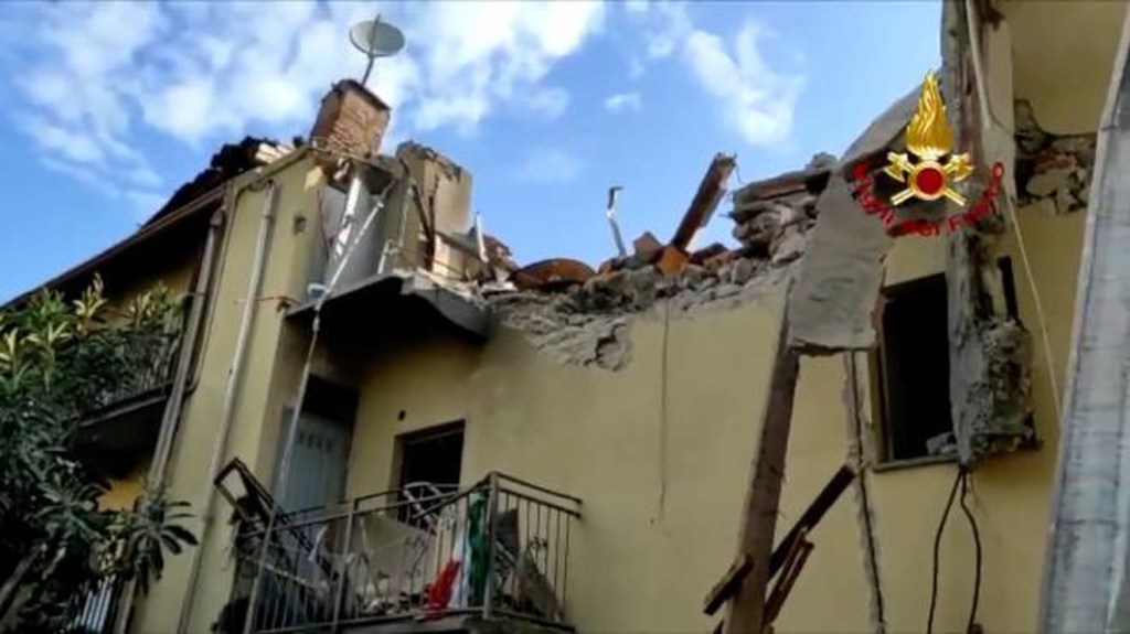 Crolla palazzina a due piani a Torino, tre persone estratte&nbsp;vive