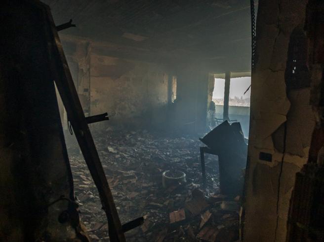Incendio a Milano, le prime foto dall’interno del palazzo di via&nbsp;Antonini