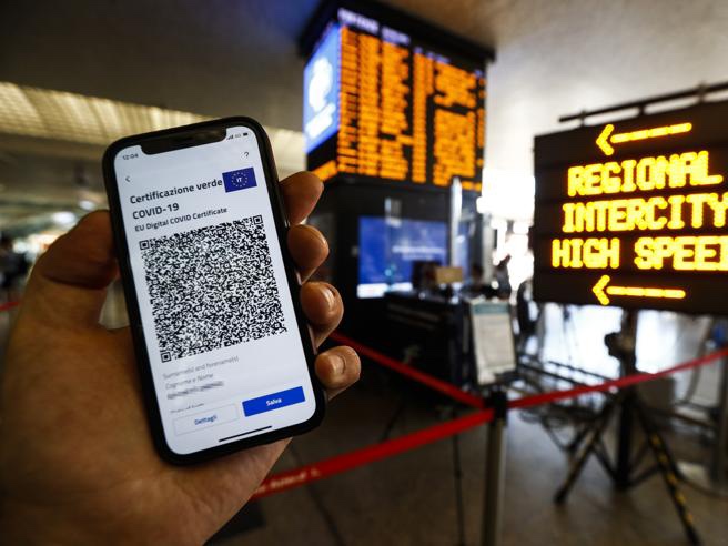 Manifestazione no green pass a Roma, solo una trentina di persone alla stazione&nbsp;Tiburtina