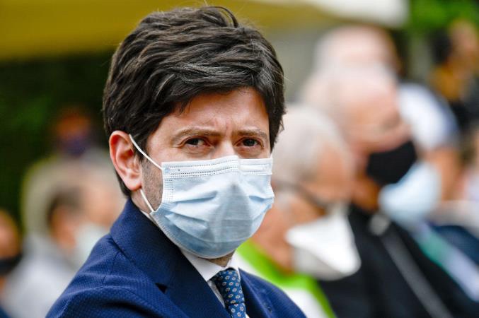 Vaccini, l’allarme di Speranza: “Si rischiano nuove&nbsp;chiusure”