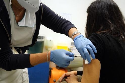 Coronavirus, 3.838 nuovi casi e 26 morti nelle ultime 24 ore. Tasso di positività all’1,45% Ancora in calo i ricoveri (-29), aumentano i pazienti in terapia intensiva&nbsp;(+11)