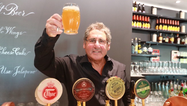 Buzzi presenta il suo Burger: “I panini con il nome dei criminali per ricordare l’inchiesta bufala”