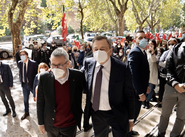 L’abbraccio di Draghi a Landini. Si valuta lo scioglimento di&nbsp;Fn