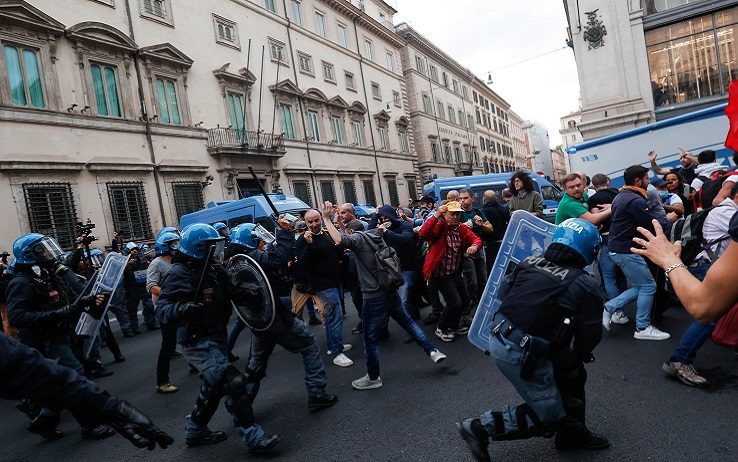 Video esclusivo da un nostro lettore sugli scontri polizia / manifestanti no vax di&nbsp;Roma