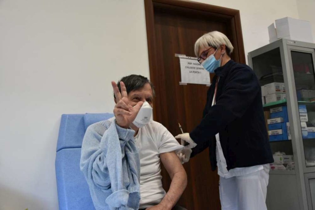 Covid, Brusaferro: “Scordiamoci l’immunità di gregge, terza dose per&nbsp;tutti”