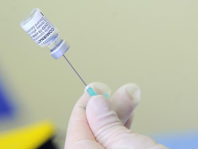 La terza dose del vaccino Pfizer offre una protezione totale dal Covid. Perché&nbsp;farla