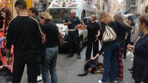 Cane precipita da un palazzo a Roma e colpisce una donna incinta. È&nbsp;grave