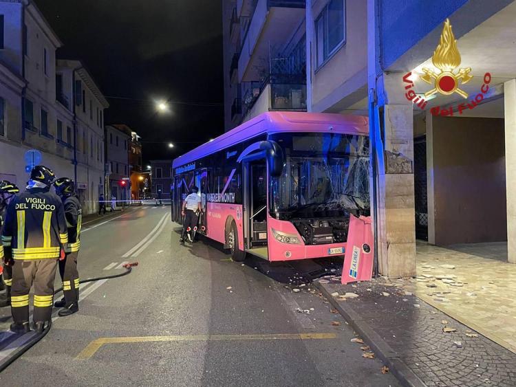 Ancora un incidente a Mestre, lo stesso modello di bus si schianta contro un palazzo: 15&nbsp;feriti