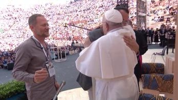 Il Papa a Verona, l’abbraccio con un israeliano e un&nbsp;palestinese
